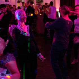 Die Early Bird Party: Der frühe Vogel tanzt den Beat - Mit DJ Louie Prima