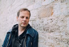 31. SCHWERINER LITERATURTAGE - UND DER WAL SPUCKT MICH AUS – Musikalische Lesung mit Jan Simowitsch