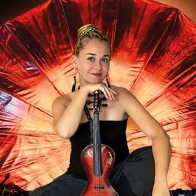 One Violin Orchestra - Nora Kudrjawizki – die Meisterin der Pop-Sinfonik