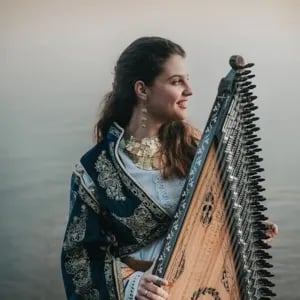 ELEANNA PITSIKAKI & Aroma