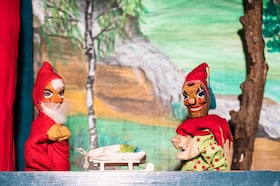 Ab 2026 Unterhaltung, Theater, Comedy, Dia - Bruckis Puppentheater spielt „Der Weihnachtsschlitten“