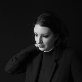 Es ist die Leichtigkeit, die den Herren am Tisch von der Putzfrau unterscheidet - Lesung mit Slata Roschal