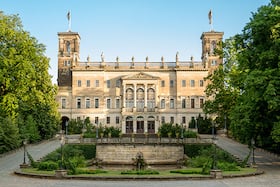 Öffentliche Schlossführung - ÜBERSTUNDE x Schloss Albrechtsberg