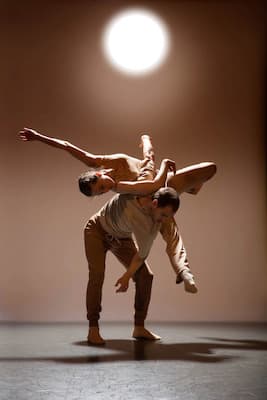 The four Seasons - Tanztheater mit James Wilton und Sarah Jane Taylor zur Musik von Max Richter